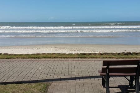 Fique no centro a 40 metros do mar ! (Ar e Wi-Fi)