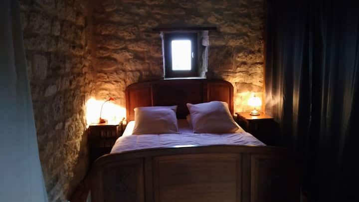 منطقة غرفة نوم صغيرة على سرير الميزان 140