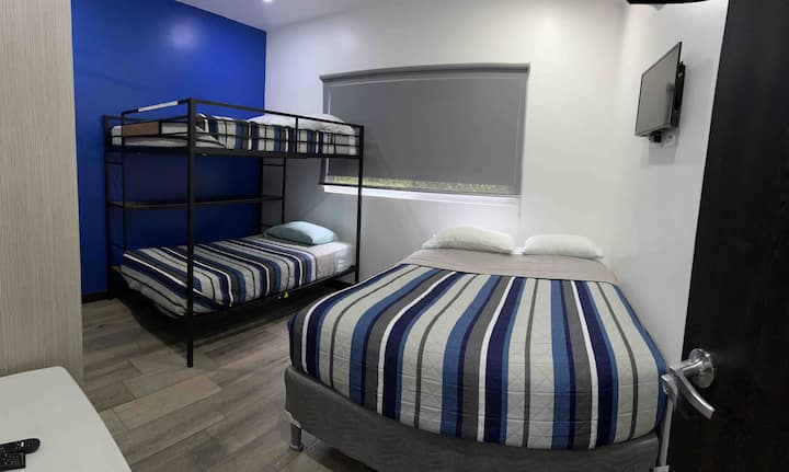 Dhomë me 3 dhoma gjumi dhe krevat dopio "queen" 