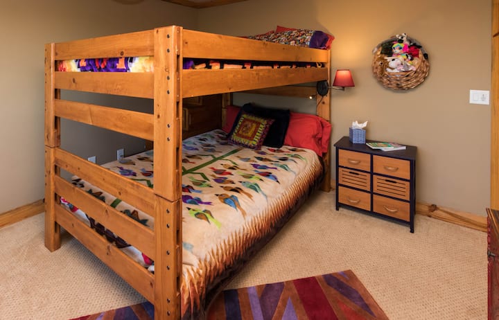 غرفة نوم ثالثة بسرير مزدوج بطابقين. 