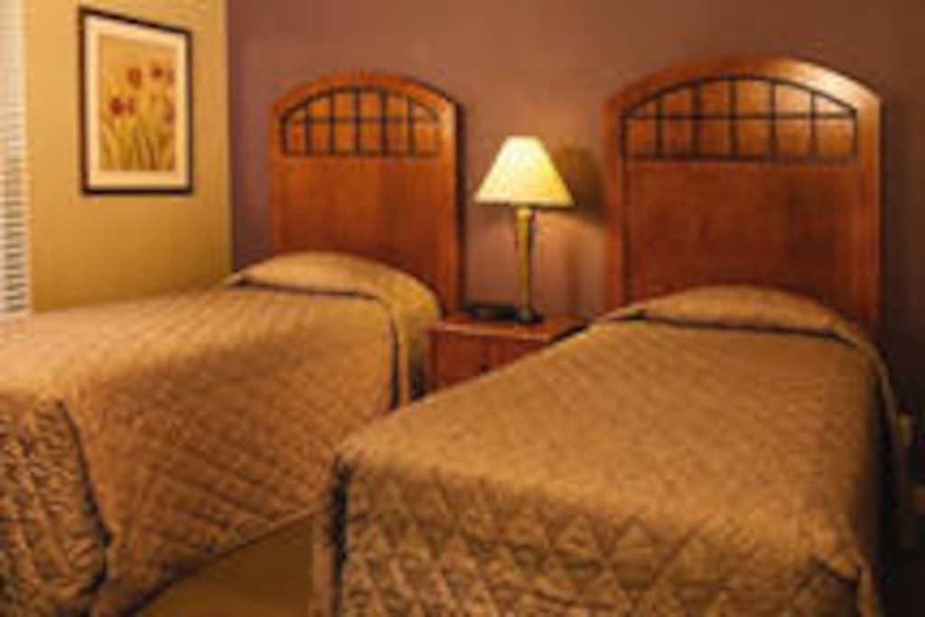 second bedroom- two twin beds
