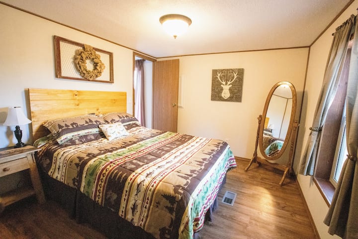 Colchón tamaño queen *"MORADO"* en el extremo oeste de la cabaña.