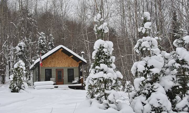 Le Calumet, rustic off-grid cabin