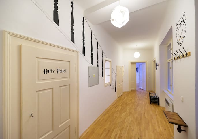 4BR+2.5BATH Amazing HARRY POTTER’S apt at OLD TOWN gallery image 4