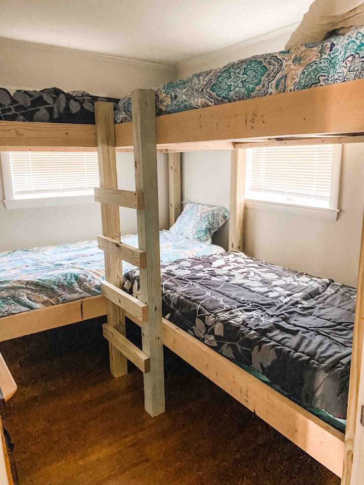 غرفة نوم ثلاثة - غرفة بطابقين بأربعة أسرّة مزدوجة xl 