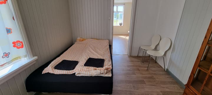 Posteľ 140 x 200,  posteľná bielizeň je inkluzívna, ale návštevníci si ich musia zapnúť/vypnúť.