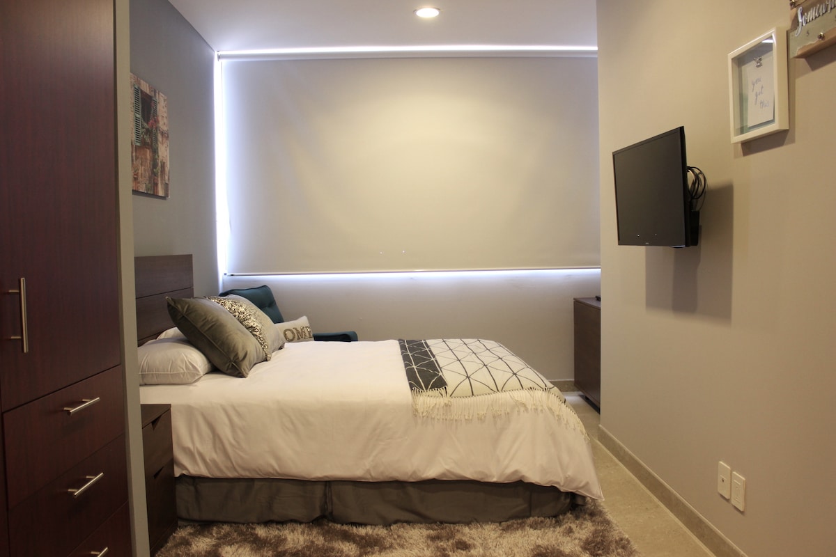 Главна спална соба со рамен екран