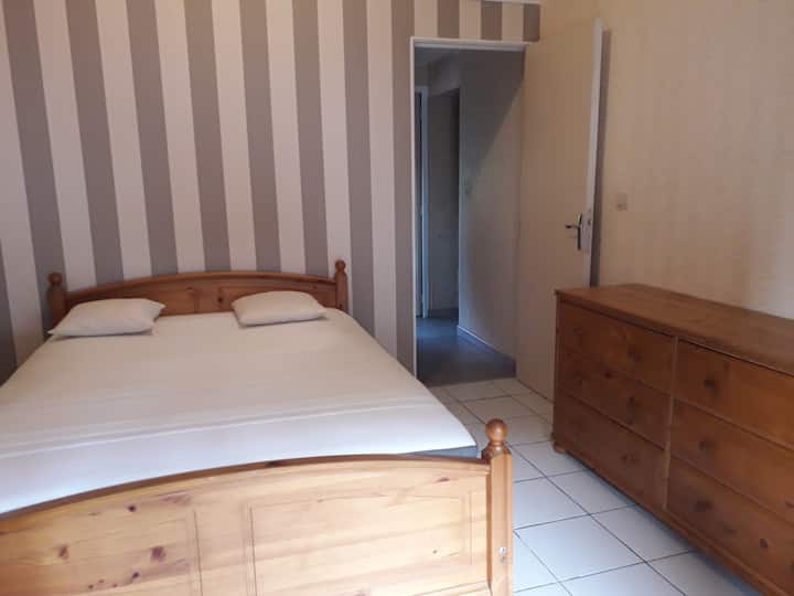 חדר השינה, המיטה הכפולה והשידה שלו