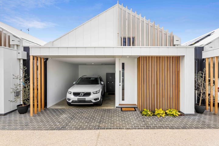 Mod House- pet friendly, central, luxury, 2 king