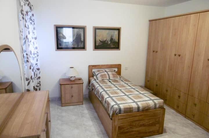 Мала спална соба со единечен кревет