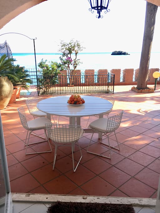 terrazzo e tavolo vista mare