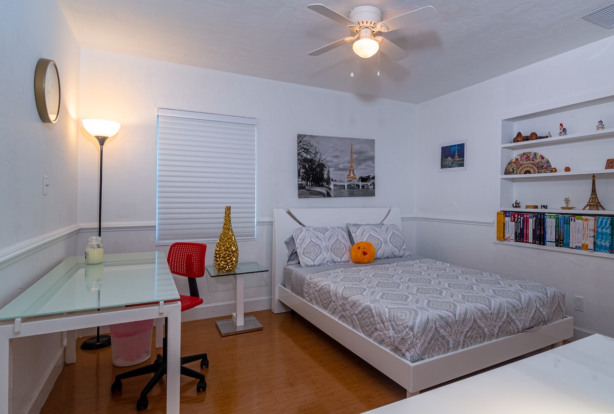 Esta imagen muestra el dormitorio de Guess antes del Huracán Ian. Consulta la nueva foto y el nuevo aspecto de la habitación.