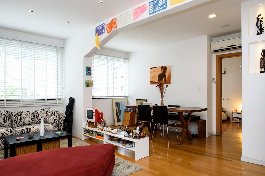 Sala de estar e jantar, com visão para entrada do quarto.