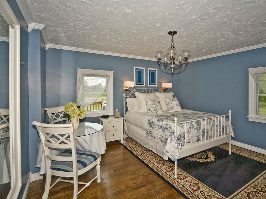 Queen Country Guest Room