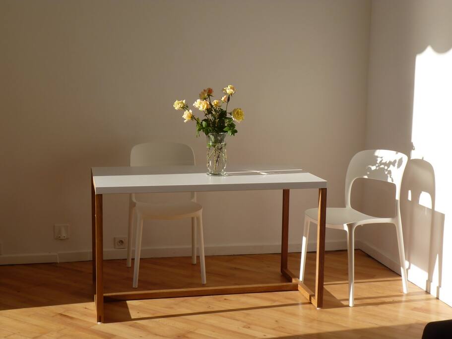 l'espace repas clair et confortable