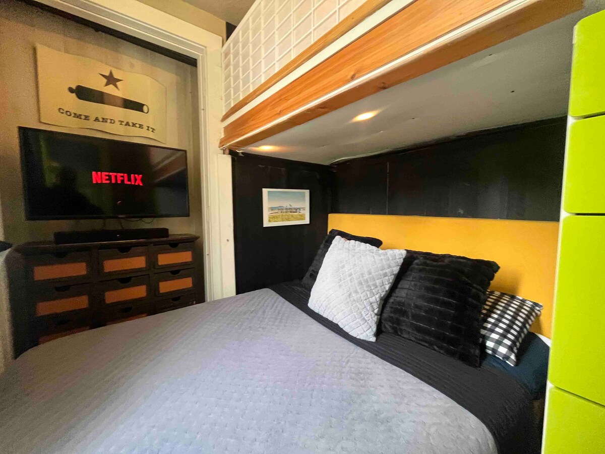 Bedroom 
Full Size Bed
Single Loft Bed 
Sleeps 3