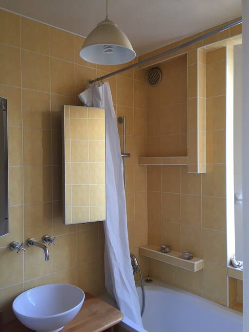 Salle de bain avec baignoire et fenêtre