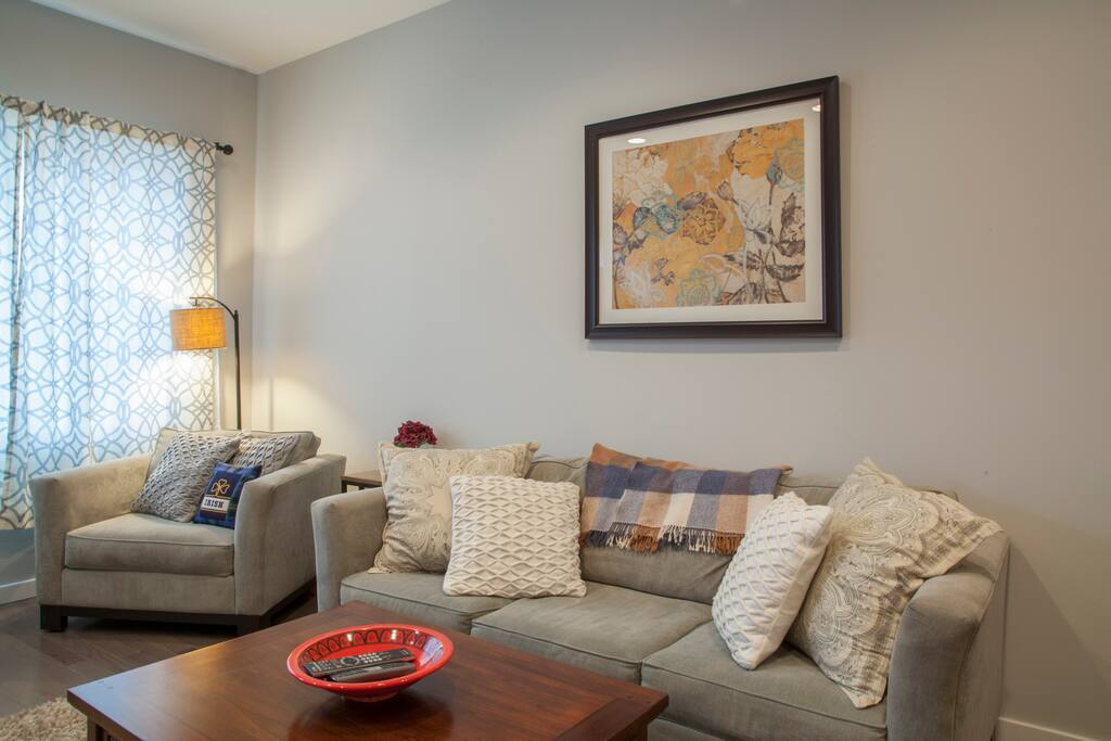 Comfy living room with cable TV and WiFi.