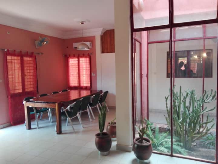 Jedálenský priestor so stolom pre 8 osôb