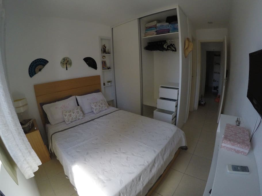 Suíte (com ar condicionado, ventilador, armário, televisão...)