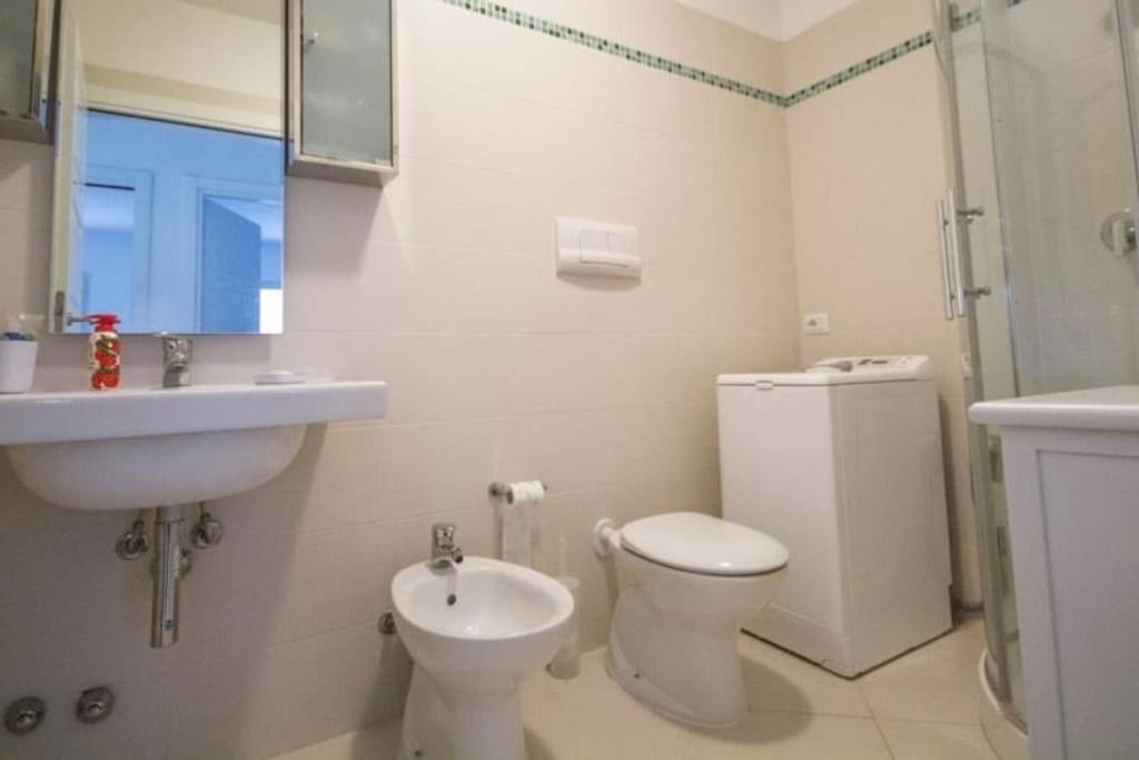 Bagno con doccia e lavatrice
