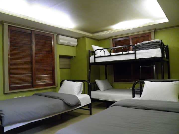 2층 침대 1개와 싱글 침대 2개로 구성된 4인실입니다. 추가 온돌 침구류가 준비되 있습니다.