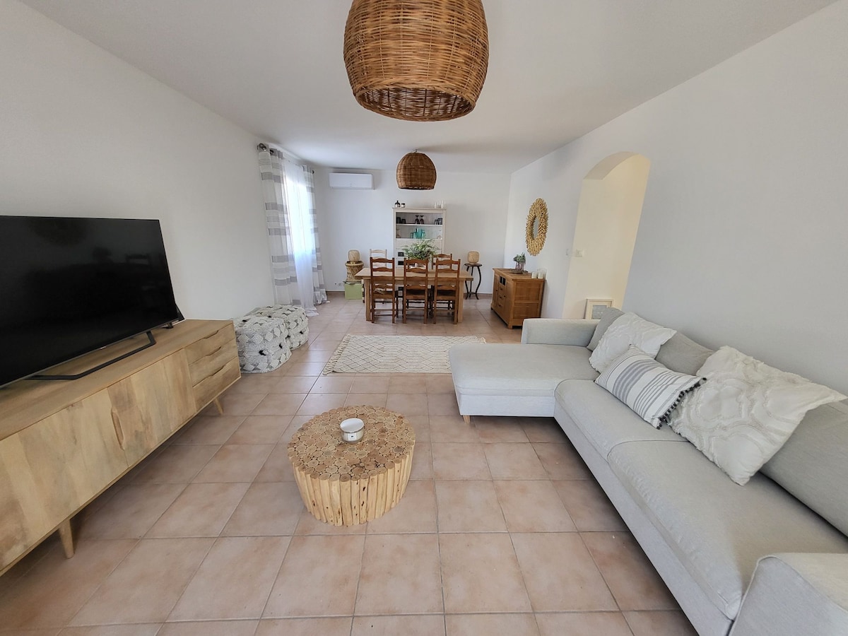 Top Airbnb: Modern French Sea View villa in Marseillan