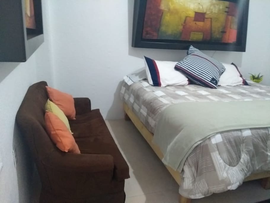 Amplia habitación principal con una cama king size muy cómoda para una o dos personas. Además contamos con televisión HD, closet amplio, cajonera y sillón de descanso.