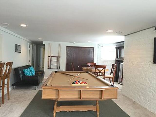 Massive 10 bd/5 ba house in heart of Wrigleyville gallery image 5