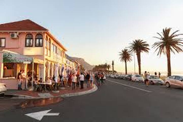 Camps Bay Townhouse with Private Pool gallery image 5