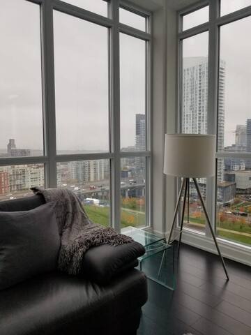 Stunning Two Storey Penthouse in Downtown gallery image 3