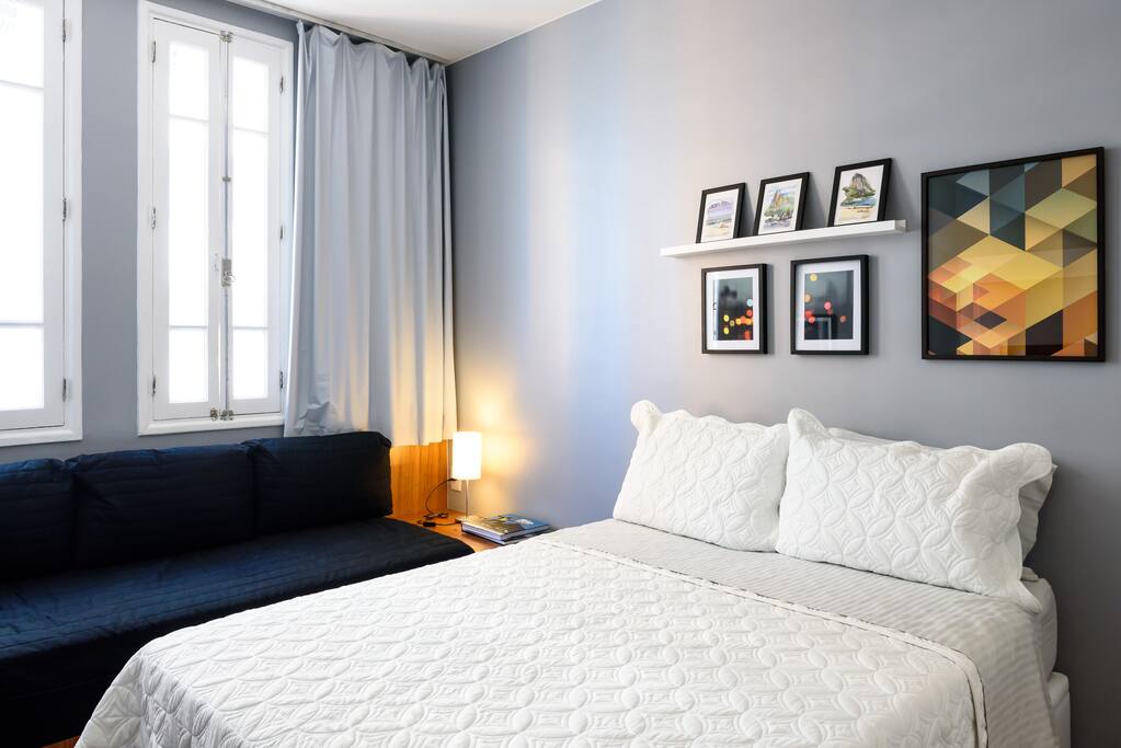 Quarto 1 com cama de casal e cama de solteiro Ar split,tv a cabo e wi-fi. Vista para o mar.
