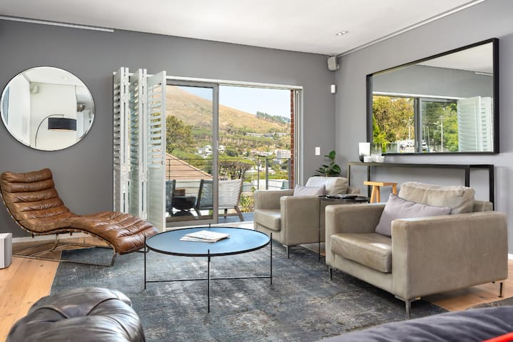 Spacious , Top Floor apartment, mountain views!