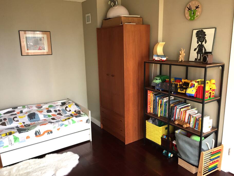 Kids books and toys can be supplied, or stored, for stay as needed.