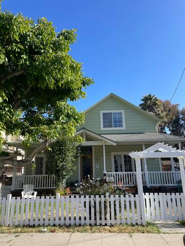 Sunlit Surf House- 4BR | Downtown | Walk to beach gallery image 4