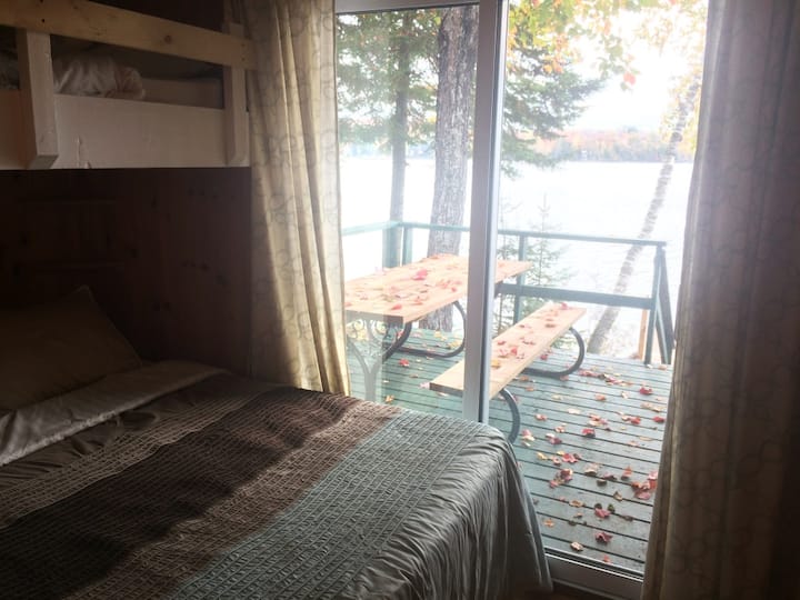 سرير رئيسي بطابقين مع سرير مزدوج وطابق واحد