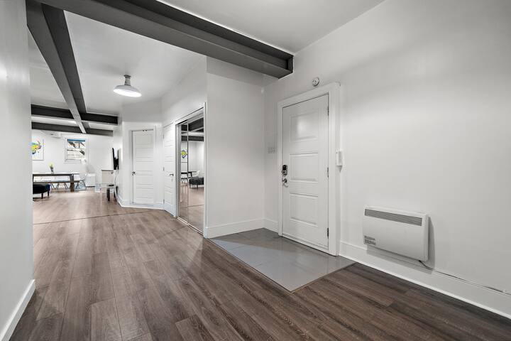 Huge & Stylish – 3BR – Sleeps 10 – Top Location gallery image 3