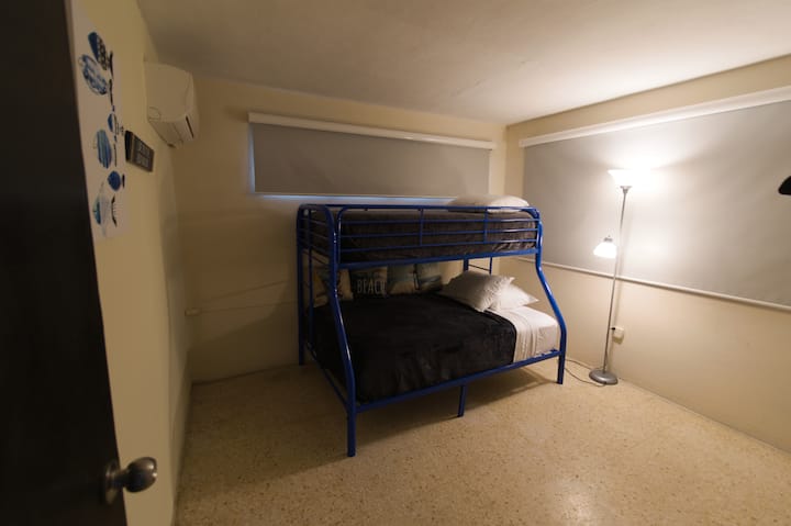 Dhoma e dytë e gjumit me krevat marinari (tek dhe e plotë).