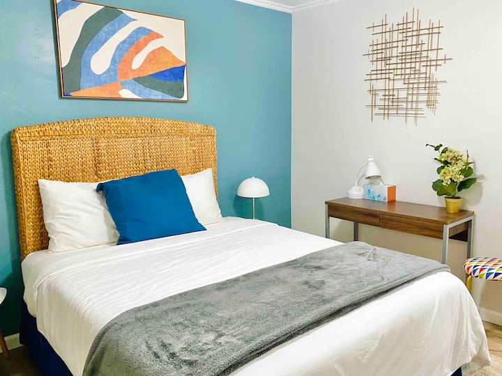 Spálňa 1 „Monstera“ so stolom