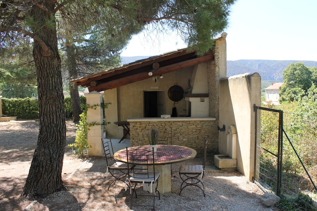 La terrasse extérieure et le barbecue