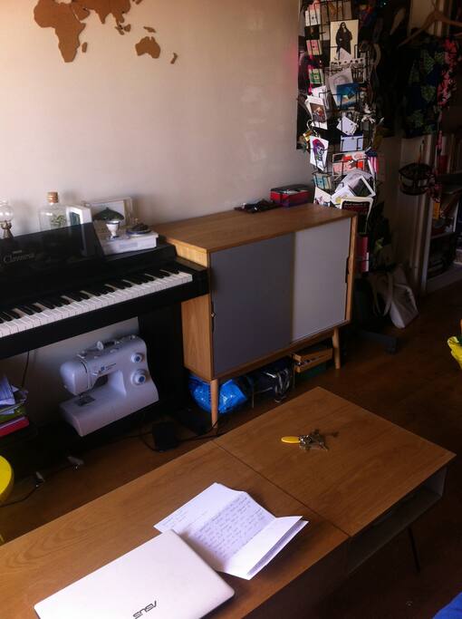 Piano et commode de rangement