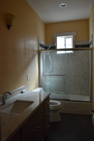 6 bedroom 4 full bath Luxury and Comfort gallery image 3