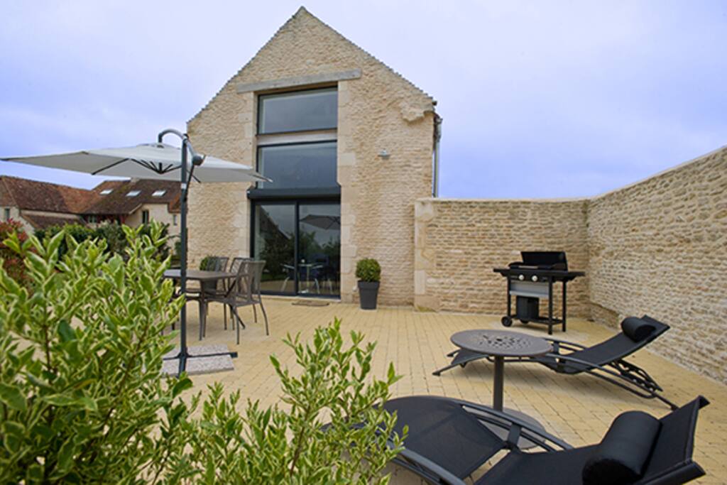 TERRASSE AVEC BBQ ET TRANSATS