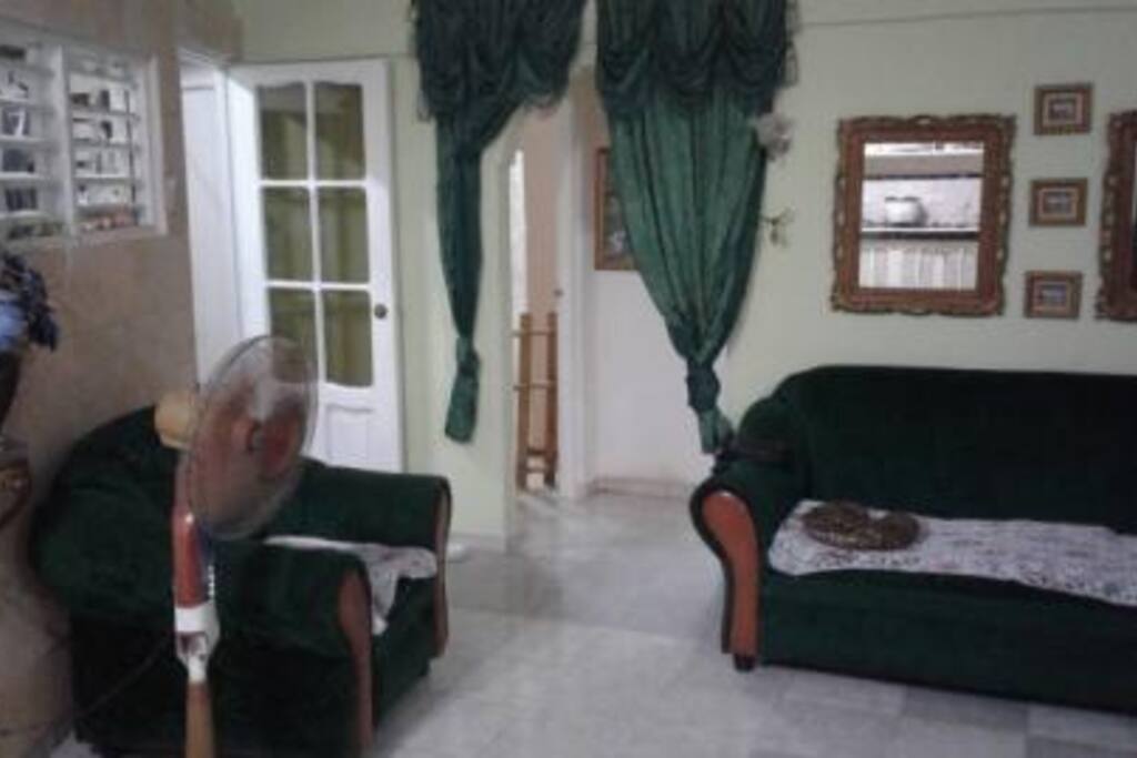 Sala de estar privada con TV y muebles muy comodos.