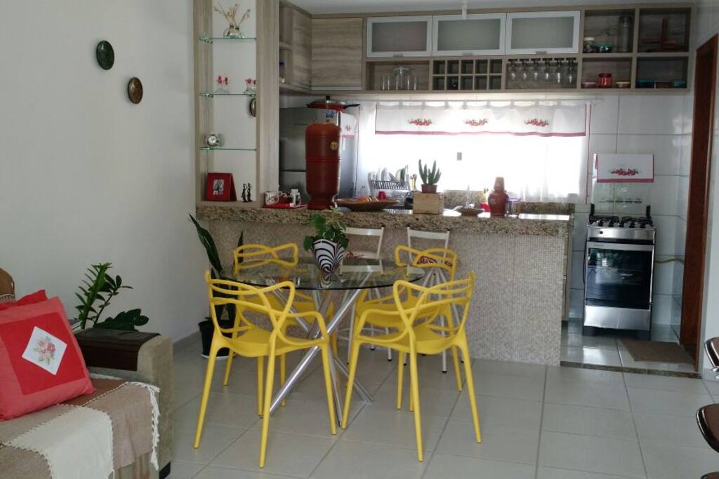 Sala ampla com cozinha americana