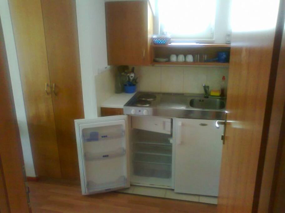 apartmanska kuhinja sa friziderom