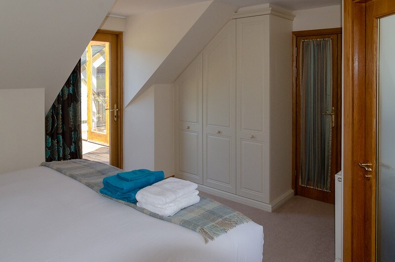 卧室，可通往一楼露台