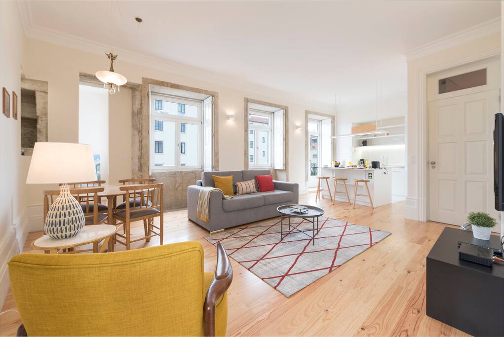 Huge living room with high ceiling and 5 windows