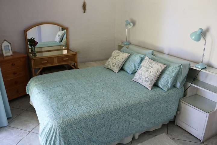 メインベッドルーム-波の音で眠ろう