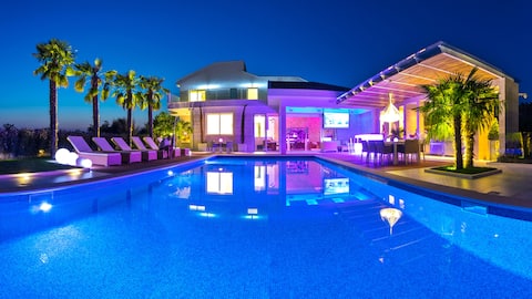 Top performing Airbnb: Luxury Villa + Private Yacht Experience in Potočnica